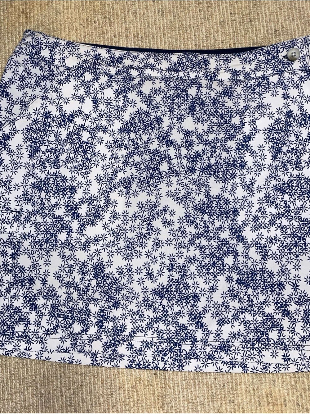 Columbia White althletic  Skirt skort with Navy Floral Print Omni Freeze Sz 10